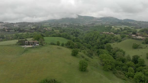 Fantastische Landschaft Luftaufnahme Mit Grünem Tal Und Bäumen Zwischen Hügeln — Stockvideo