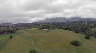 Tepeler ve kırsal alanları ile İtalya kırsal Manzara hava görünümü, çayır ve yeşil ormanların ortasında çiftlikleri ve dramatik bir gökyüzünde, mesafe Soratte dağ ve Rignano Flaminio köyüsilueti