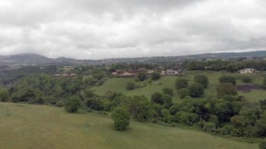 Çiftlikleri, kır evleri, çayırve meyve ağaçları, vadi ve tepeler ile İtalya kırsal Panoramik havadan görünümü