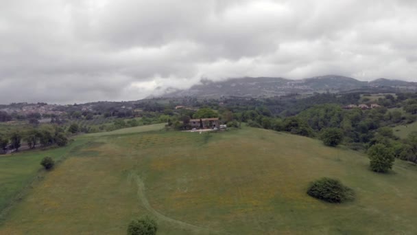 意大利乡村的风景鸟瞰图 有丘陵和乡村田地 农场在草地和绿色的树林中 在一个戏剧性的天空中 远处是索拉特山和里尼亚诺弗拉米尼奥村的轮廓 — 图库视频影像