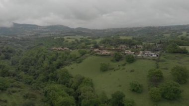 Soratte dağının silueti ile Lazio kırsal Manzara hava görünümü ve mesafe rignano Flaminio köyü çayırları ve dramatik bir gökyüzünde yeşil ormanlar arasında