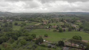 İtalya kırsal yeşil vadiler ve tepeler, çiftlik evleri ve ekili alanlar meyve ağaçları ve orman Awesome havadan görünümü