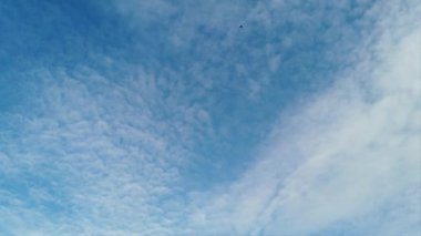 Zaman atlamalı güzel yaz mavi gökyüzü ve cirrocumulus bulutlar