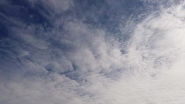 Öğleden sonra mavi yaz gökyüzü ve sirkadiyen bulutların rüzgar tarafından taşınan güzel zaman atlamalı