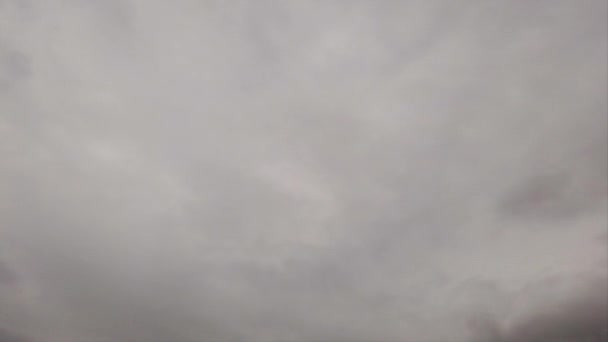 煙の霧のように空中を渦巻く濃い濃い灰色のニンボストラタスで覆われた空 — ストック動画