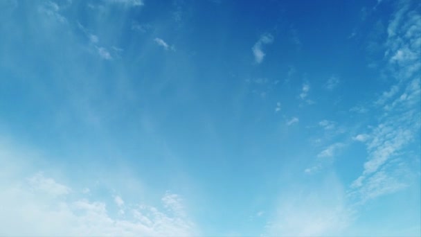 水色の夏の青空に白い循環雲の美しい時間の経過 — ストック動画