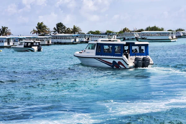 La mer bleue du port de Mal Xoavec de nombreux bateaux de tourisme — Photo