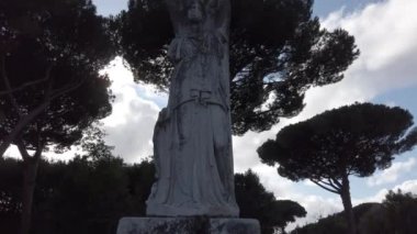Gerçek zamanlı Ostia Antica arkeolojik kazılarda bulunan Roma tanrıçası Minerva Roma İmparatorluğu heykeli bir göz atın - Roma, İtalya