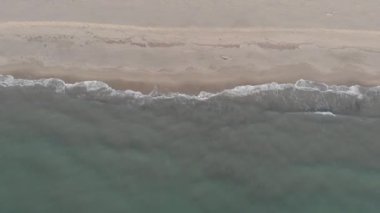 Güzel dalgalar ve zümrüt deniz ile okyanustan kıyıya havadan görünümü