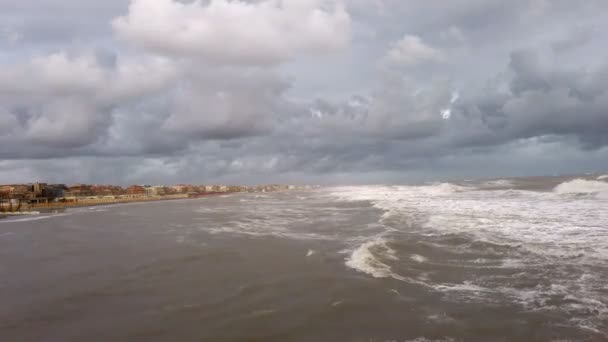 暴风雨袭击海岸 海浪冲击海岸泡沫 和戏剧性的灰色天空 — 图库视频影像