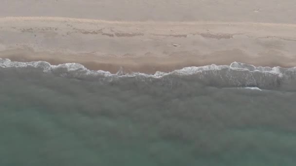 Güzel Dalgalar Zümrüt Deniz Ile Okyanustan Kıyıya Havadan Görünümü — Stok video