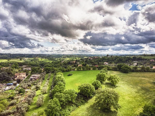 Impresionante vista aérea con colinas verdes, campos plantados con fruta —  Fotos de Stock