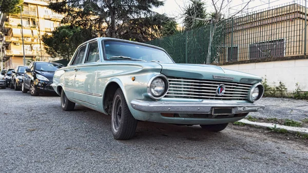 Une berline américaine classique vintage modèle de voiture Valiant Plymouth en g — Photo