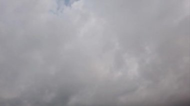Yoğun nimbostratus buluthavada hızlı çalışan sisli bulutlu gökyüzü Doğal timelapse