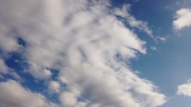 Havada çalışan doğal altocumulus bulutları ile zaman atlamagüzel gökyüzü