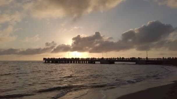 오스티아 Ostia Lido 해안의 아름다운 황금빛 석양을 감상하며 바다와 부두의 — 비디오