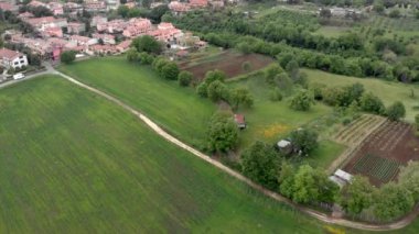Lazio kırsal witt Soratte dağ uzakta awesome havadan görünümü ve rignano Flaminio köyü dramatik bir gökyüzünde çayır ve yeşil ormanların ortasında