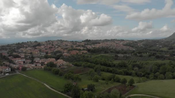 Úžasný Letecký Pohled Italskou Krajinu Vesnicí Rignano Flaminio Uprostřed Louky — Stock video