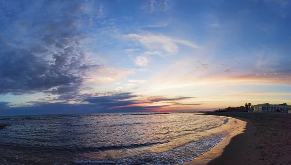 Panoramische pastelkleurige zonsondergang aan de kust van Rome, met AWESO — Stockfoto