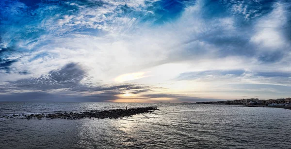 Panoramiczny niebieski zachód słońca na rzymskim wybrzeżu w Ostia Lido, z int — Zdjęcie stockowe