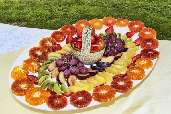 친구들과 함께 즐길 수 있는 신선한 과일 플래터와 함께 하는 여름 파티 — 스톡 사진