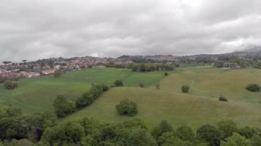 Köy Skylines ile yeşil tepeler çayırları ve ormanlar ile kırsal drone hava çekimi