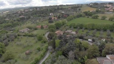 Büyük ağaçlar ve ekili alanlar, zeytinlikler ve meyve ağaçları üzerinde kırsal üzerinde uçan havadan görünümü