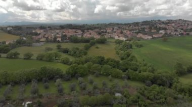 Ekili alanlar arasında yeşil tepeler ve ormanlar üzerinde İtalyan kırsal Panoramik hava görünümü