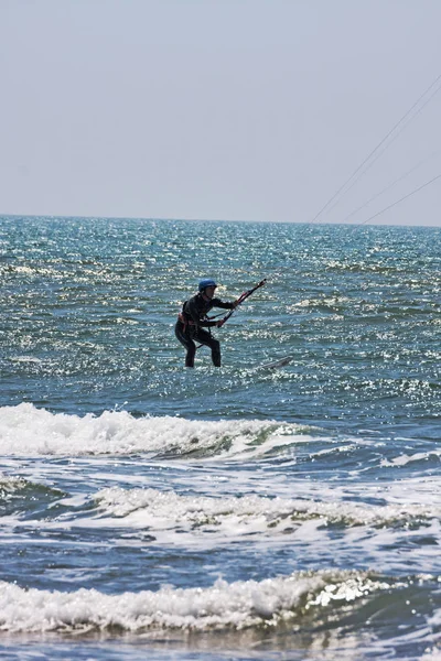 Die raue See und der starke Wind sind ideale Bedingungen für Sportler. — Stockfoto