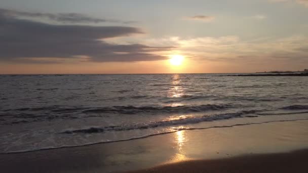 Relaxing Sunset Sea Sun Rays Reflecting Waves — Stock Video