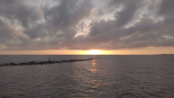 在奥斯蒂亚利多的罗马海放松日落 太阳光线反射在海浪和戏剧性的天空 — 图库视频影像