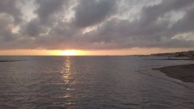 Güzel renk ve dramatik gökyüzü ile Ostia Lido denizde Awesome rahatlatıcı gün batımı