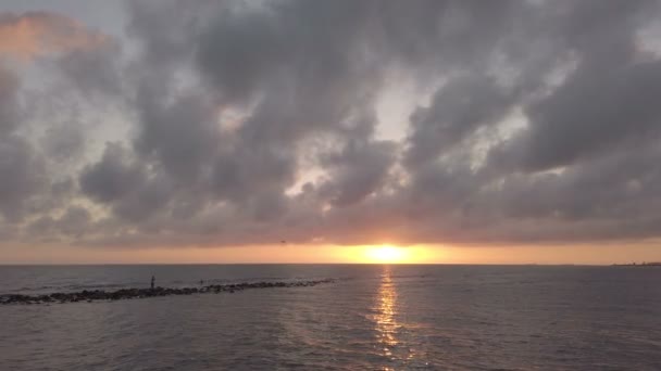 在奥斯蒂亚利多的海上放松日落与美丽的色彩和戏剧性的天空 — 图库视频影像