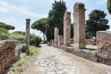 Kalıntıları ve Roma sütunları ve typica ile Roma İmparatorluğu sokak görünümü