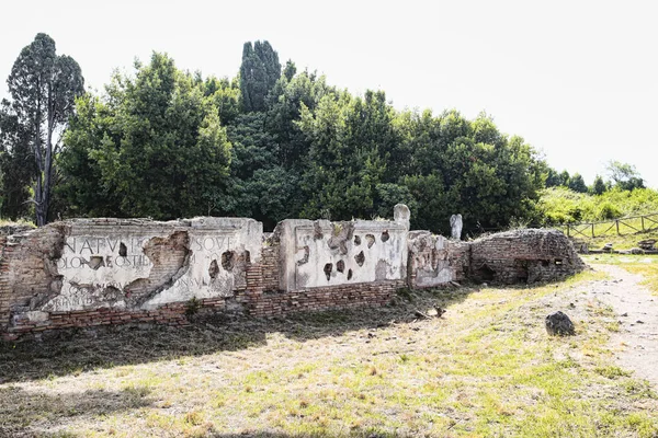 Romerska arkeologiska utgrävningar av Ostia Antica med fragment — Stockfoto