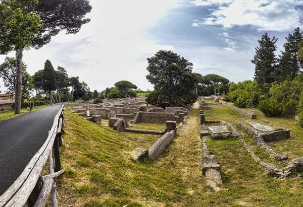 Vista panorâmica da paisagem nas ruínas da escavação em Ostia Antica w — Fotografia de Stock