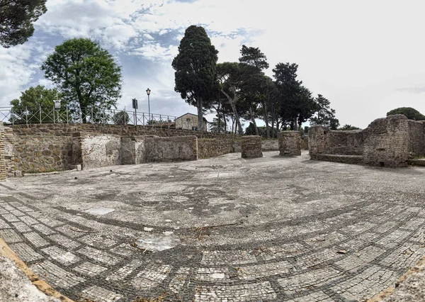Panoramisch uitzicht op het frigidarium in de thermale spa Cisiarii in — Stockfoto