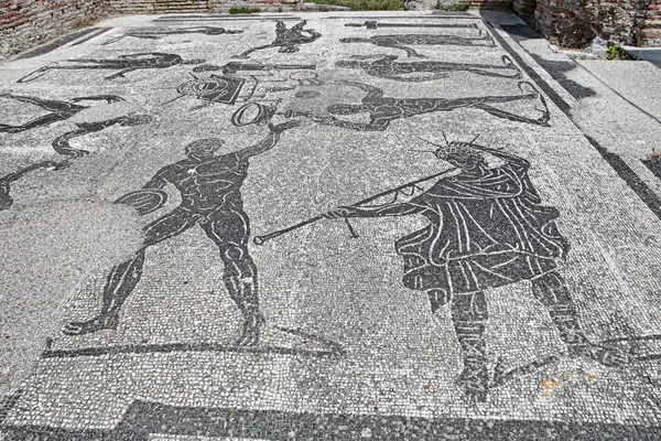 アスリートとトランペットを描いたモザイクを持つ古代ローマの芸術 — ストック写真