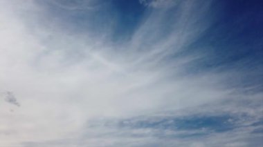 Bir yaz gününde zaman atlamalı kabarık Nimbostratus ve Cirrus