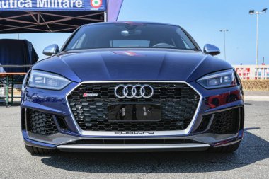 Yeni mavi supercar model Audi RS5 spor güzel bir ön görünüm