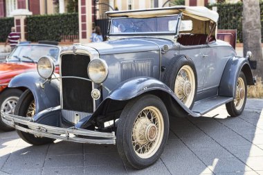 Açık mavi Amerikan Vintage araba modu güzel bir profil görünümü