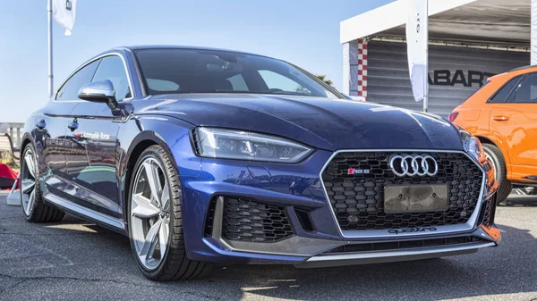 Um novo modelo de supercarro azul bonito Audi RS5 Sportback da Audi — Fotografia de Stock