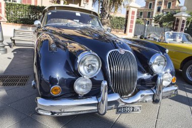 Zarif ve lüks Ingiliz Vintage araba modeli Jaguar Xk150 içinde 