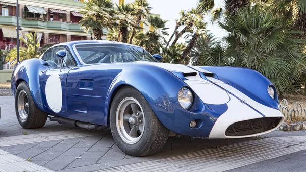 Ünlü Amerikan yarış arabası modeli Kellison profil görünümü