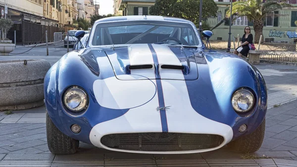 Vista frontal do famoso modelo de carro de corrida americano Kellison em b — Fotografia de Stock