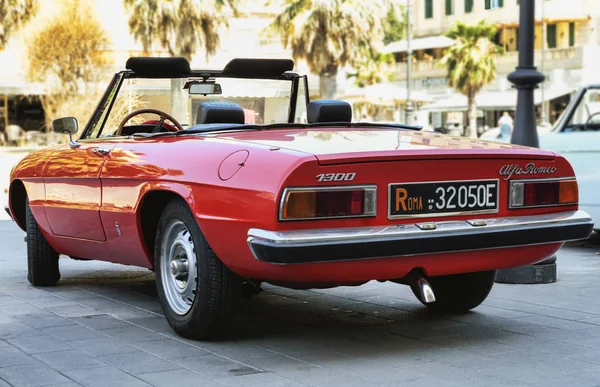 Nádherný červený model Alfa Romeo 1300 také nazývaný Duetto výstupu výroby — Stock fotografie