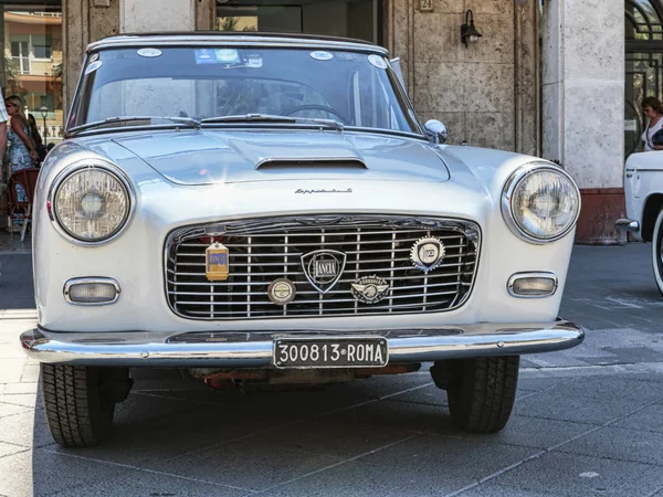 Bonito modelo de carro vintage Lancia Appia fabricado pela italiana — Fotografia de Stock