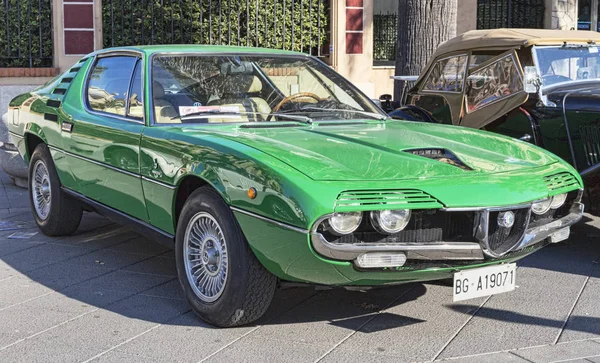 Vista de perfil de um belo modelo de carro verde vintage Alfa Romeo M — Fotografia de Stock