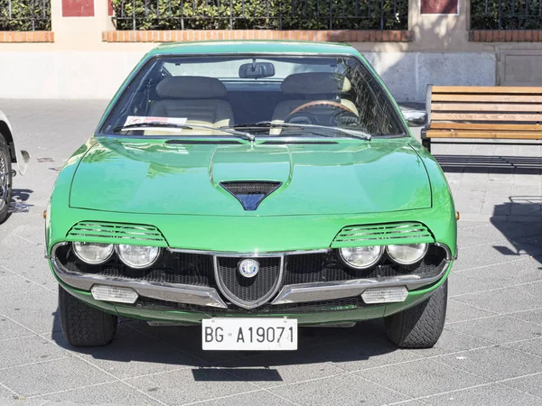 Vue de face d'une belle voiture verte vintage modèle Alfa Romeo Mon — Photo