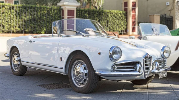 Beyaz antika beyaz araba modeli Alfa Romeo Giuli zarif tasarımı